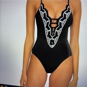 Becca Virtue Delilah Clare Plunge Neck Scalloped Crochet Sz M Pink Swimsuit NWT